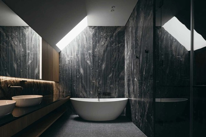 Phòng tắm chính cũng được thiết kế một giếng trời, lấy ánh sáng. Ảnh: Archello