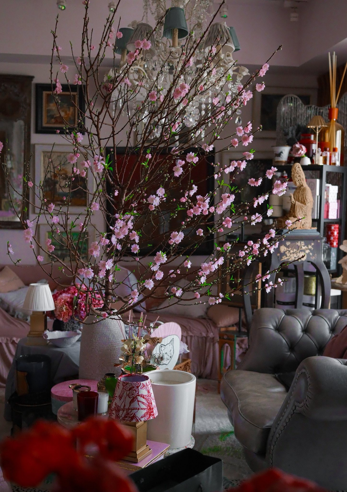 Đón đợi một năm mới đầy hứa hẹn, nhà thiết kế thời trang Lý Quí Khánh đã sớm mang không khí xuân vào không gian sống. Ảnh: FB Lý Quí Khánh