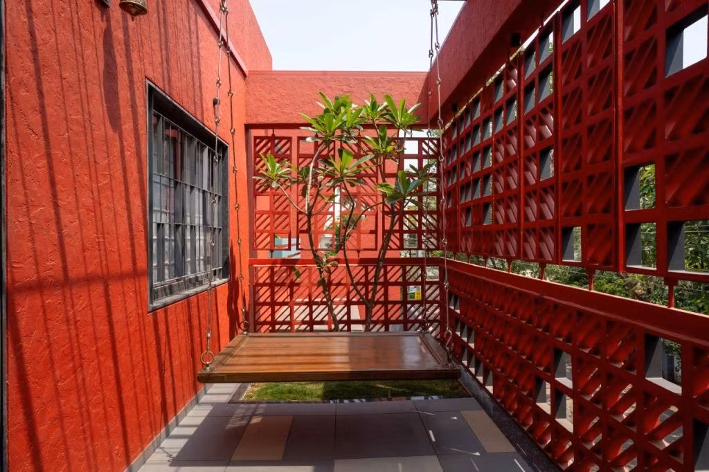 Điểm đặc trưng của công trình là sự tổ chức không gian liền mạch. Ngôi nhà chuyển đổi linh hoạt giữa không gian mở, bán mở và khép kín, đảm bảo sự tương tác liền mạch giữa các không gian nội thất và bên ngoài. Ảnh: Thearchitectsdiary