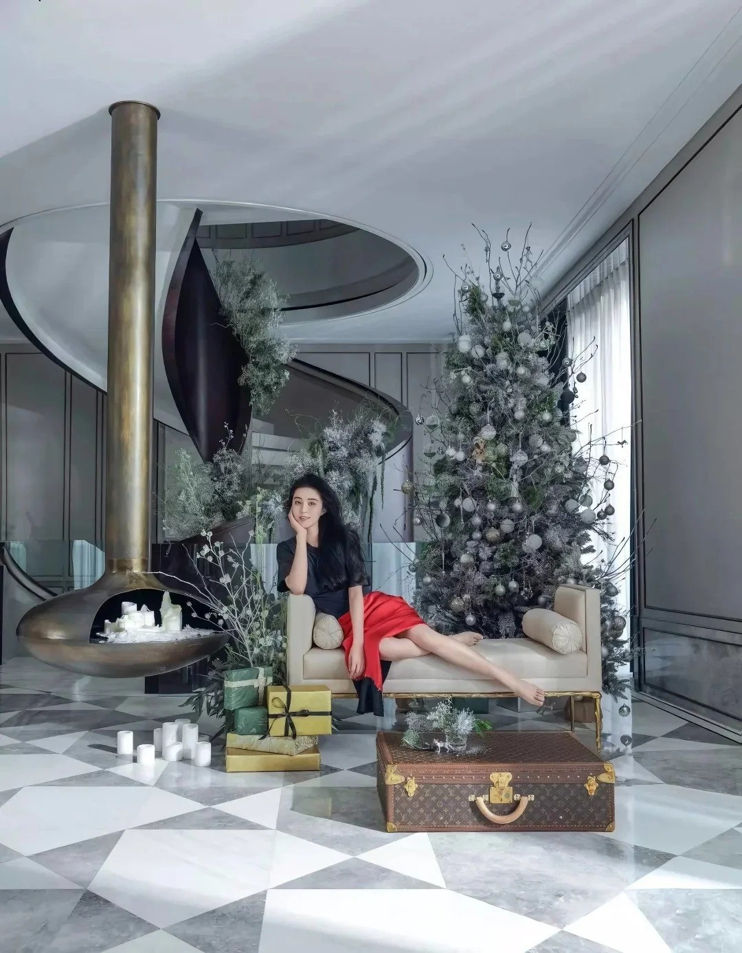 Sàn đá họa tiết hình học phản chiếu ánh sáng giúp căn phòng trở nên rộng rãi. Ảnh: Weibo