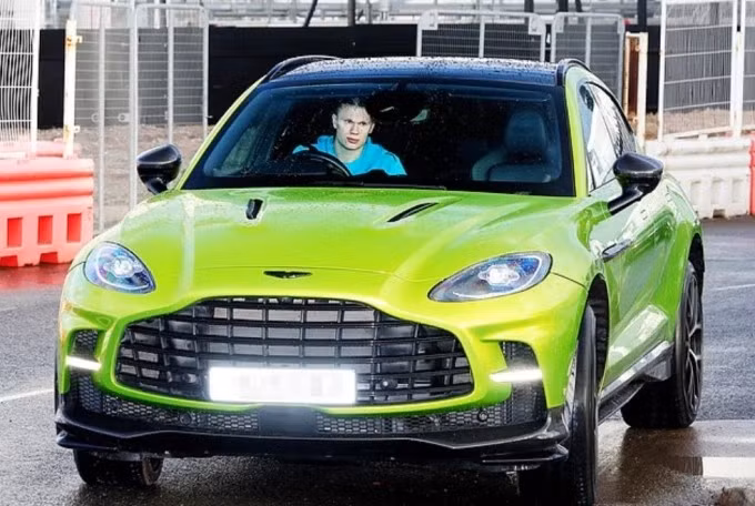 Bộ sưu tập xế hộp của tiền đạo 25 tuổi người Na Uy còn có siêu xe phiên bản giới hạn như Bugatti Tourbillon trị giá 4 triệu bảng, Mercedes Maybach (250.000 bảng), Mercedes AMG One (2,7 triệu bảng), Mercedes-Benz GLE Coupe AMG 63 S 4Matic (130.000 bảng) và Rolls Royce Cullinan (300.000 bảng). Ước tính, bộ sưu tập xế hộp của Haaland giá hơn 300 tỷ đồng. Ảnh: Eamonn &amp; James Clarke