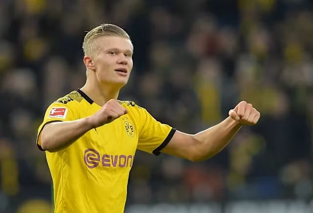 Khi gia nhập CLB Borussia Dortmund vào năm 2020, Erling Haaland được cho là kiếm khoảng 8 triệu euro mỗi năm (khoảng 8,7 triệu USD). Ảnh: Yahoo Sports