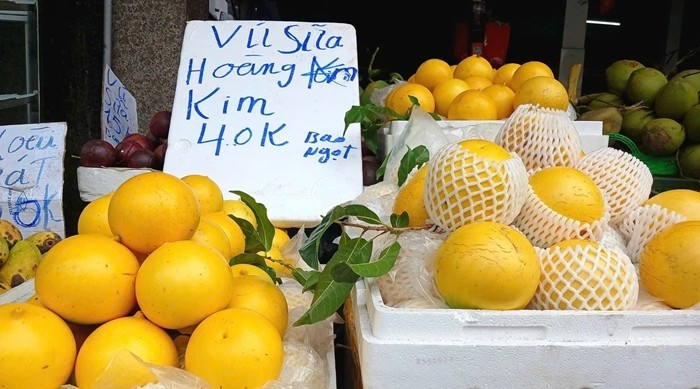 Tại TP HCM, vú sữa hoàng kim có giá bán lẻ khoảng 35.000 - 50.000 đồng/kg, giảm thêm khoảng 15% so với cùng kỳ năm ngoái. Ảnh: Vnexpress