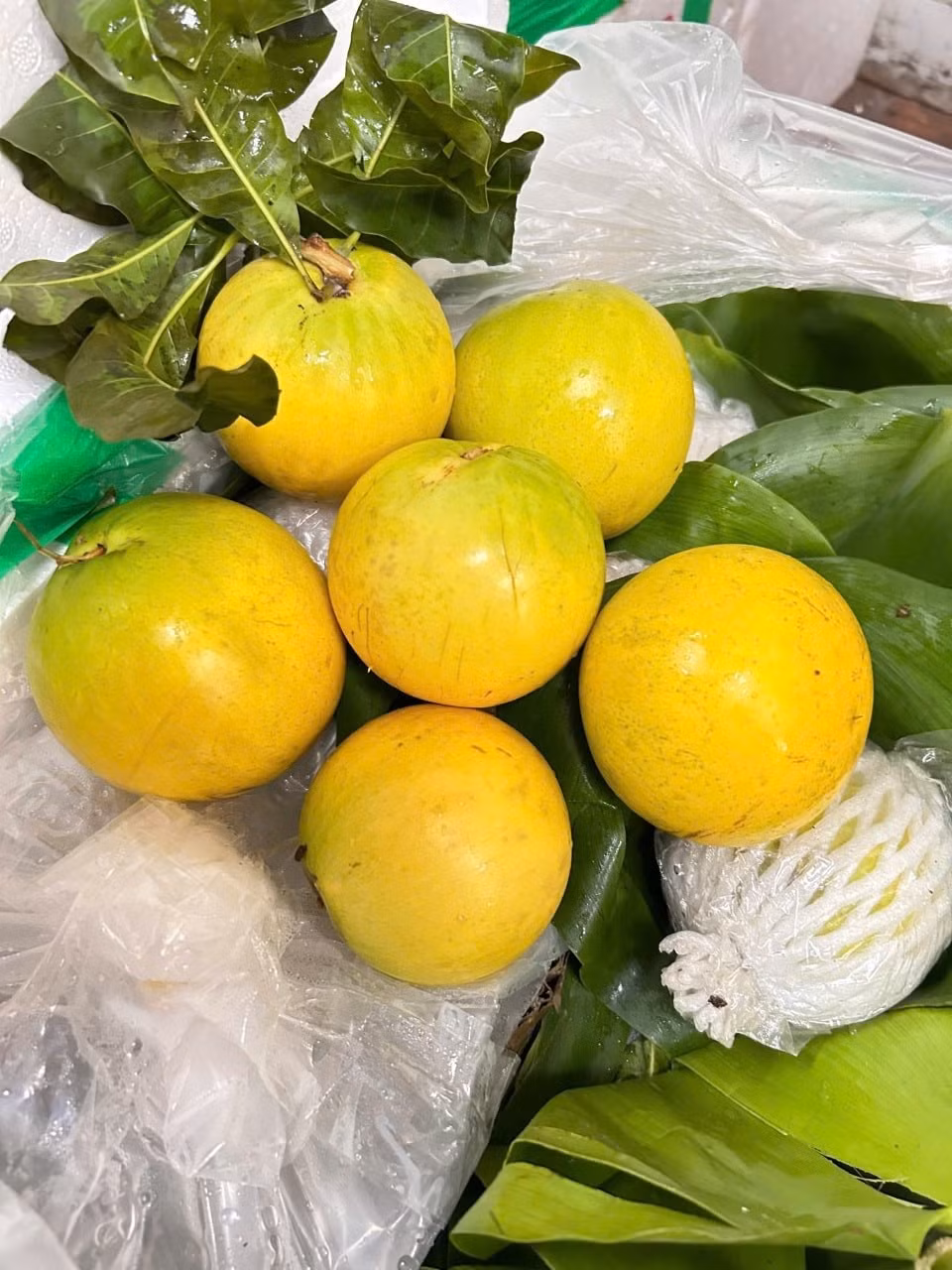 Một số cửa hàng cho biết, dù giá rẻ nhưng sức mua vẫn rất yếu. Phần lớn khách chỉ mua vài kg để trưng bày, không mua nhiều để ăn thường xuyên. Ảnh: Facebook