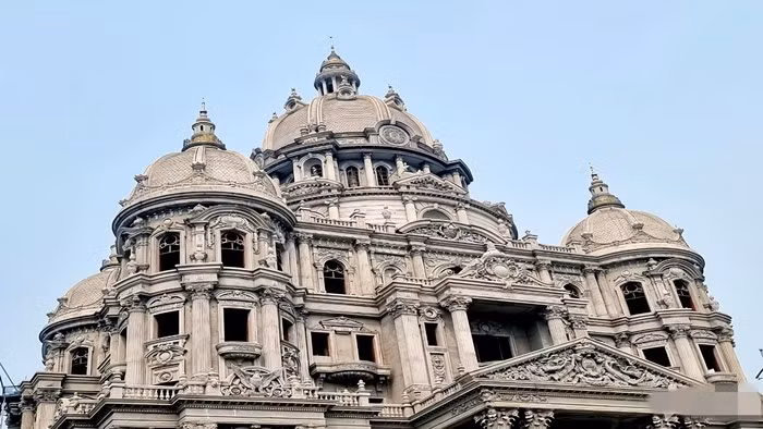 Các hoa văn uốn lượn, mái vòm, cột đối xứng. Ảnh: Vietnamnet