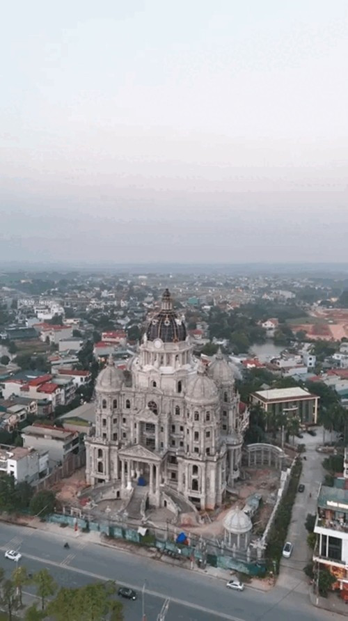 Người dân địa phương cho biết, trong suốt năm 2024, lâu đài hiếm hoi bóng dáng thợ thi công. Nhưng vài tháng gần đây, công trình sôi động trở lại để bước vào giai đoạn hoàn thiện cuối cùng. Ảnh: TikTok @duowgdijfly