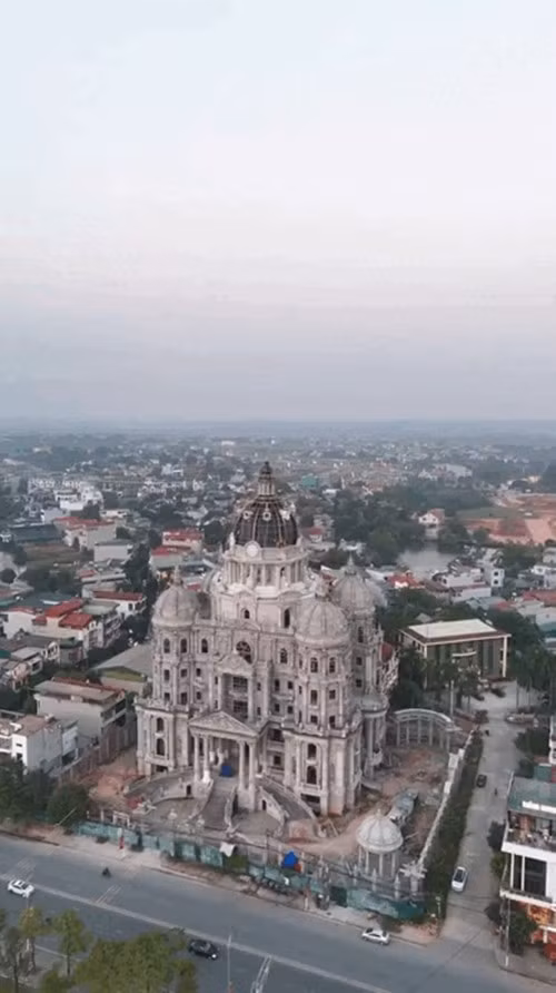 Người dân địa phương cho biết, trong suốt năm 2024, lâu đài hiếm hoi bóng dáng thợ thi công. Nhưng vài tháng gần đây, công trình sôi động trở lại để bước vào giai đoạn hoàn thiện cuối cùng. Ảnh: TikTok @duowgdijfly