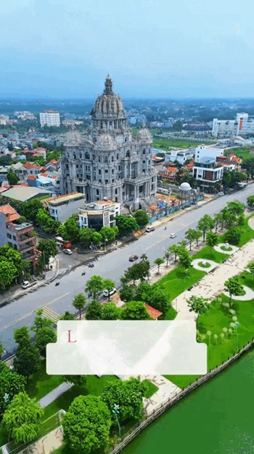 Lâu đài thiết kế theo phong cách kiến trúc Phục hưng châu Âu, sở hữu tầm nhìn thoáng đãng hướng ra công viên. Ảnh: TikTok @sonnuitravel