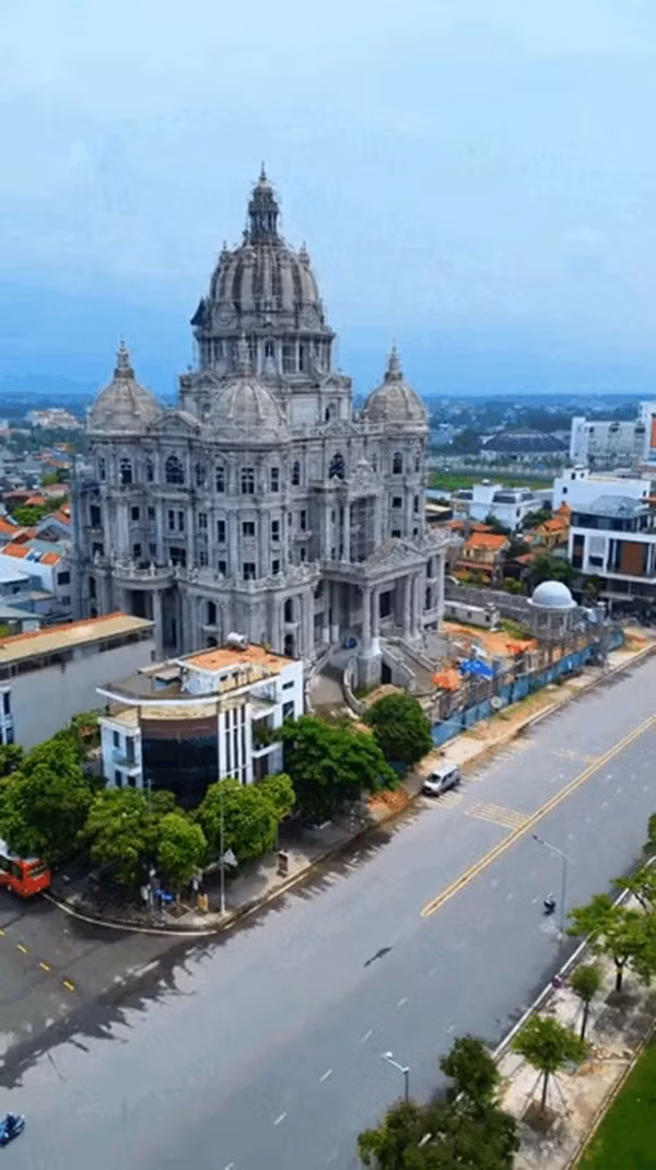 Sừng sững trên khu đất rộng hàng nghìn mét vuông, tòa lâu đài gây ấn tượng mạnh bởi quy mô đồ sộ và vẻ ngoài nguy nga, tráng lệ. Ảnh: TikTok @sonnuitravel