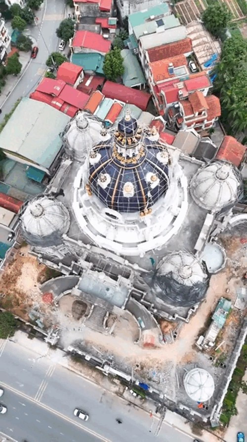 Đỉnh chóp của lâu đài được "thay áo" với tông xanh kết hợp mạ vàng, khiến tổng thể kiến trúc mang vẻ đẳng cấp, xa hoa. Ảnh: TikTok @duowgdijfly