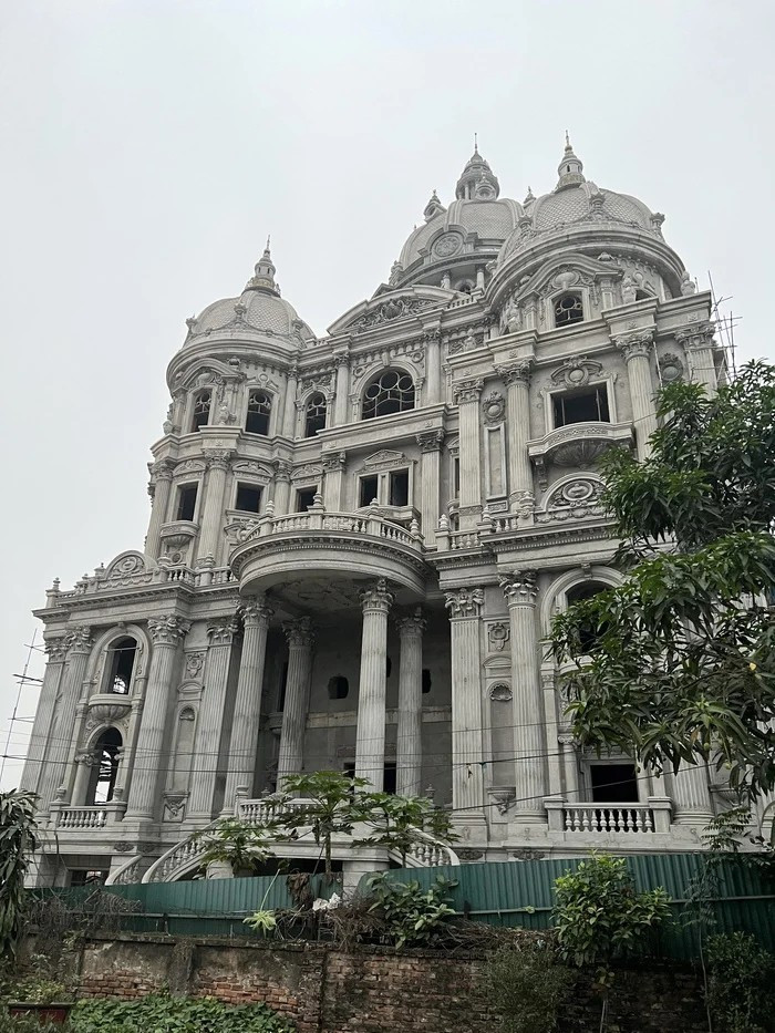 Toàn bộ công trình gồm 8 tầng, trong đó 5 tầng chính và 3 tầng chóp, với tổng mức đầu tư được hé lộ lên tới con số nghìn tỷ đồng. Ảnh: Vietnamfinance