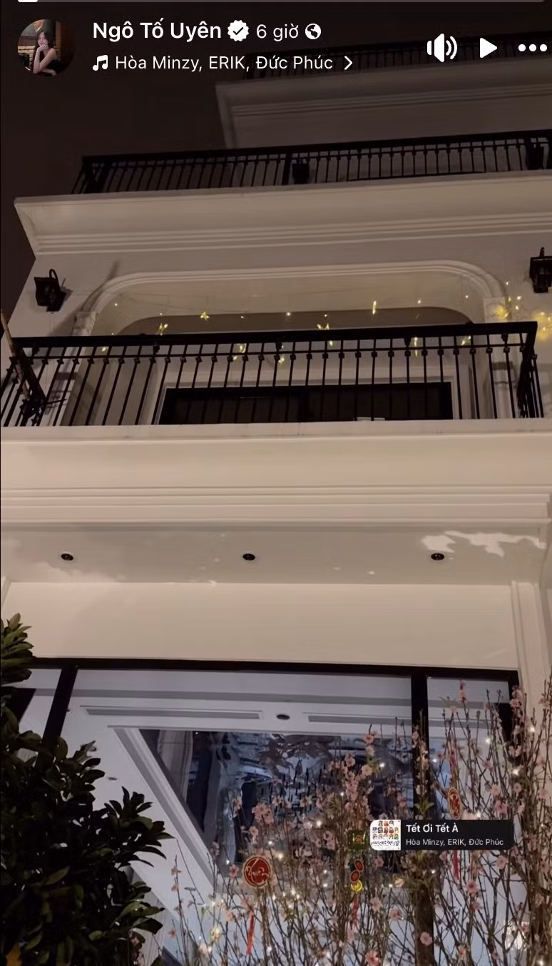 Mới đây, Ngô Tố Uyên - bà xã trung vệ Thành Chung khiến nhiều người trầm trồ khi hé lộ những góc quay đầu tiên bên trong căn biệt thự mới hoàn thiện ở Hà Nội, sẵn sàng đón Tết Nguyên đán 2026. Ảnh: chụp màn hình