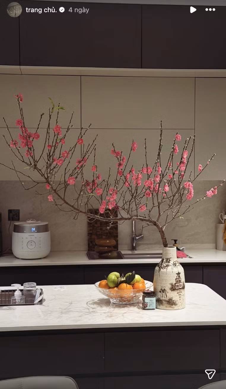 Trong phòng bếp, Doãn Hải My trang trí bằng một cành đào huyền xinh xắn. Ảnh: FBNV