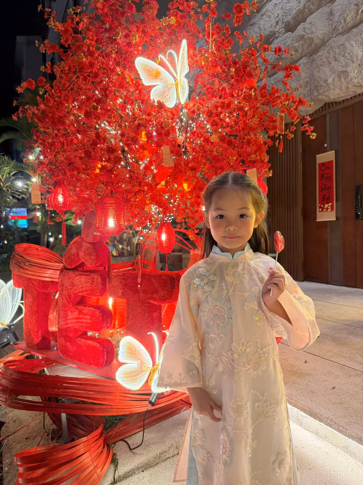 Từng góc nhỏ trong nhà đều phủ kín hoa tươi và ánh đèn lấp lánh. Ảnh: FB Đàm Thu Trang