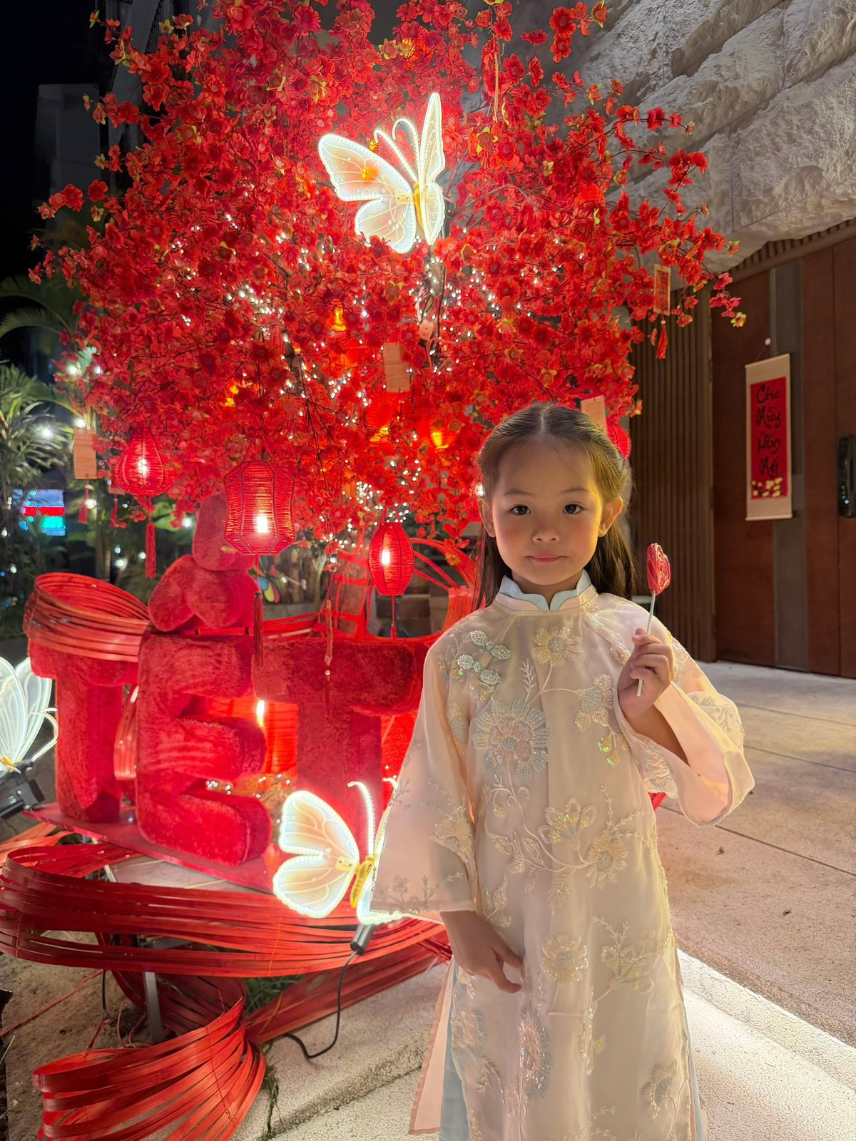 Từng góc nhỏ trong nhà đều phủ kín hoa tươi và ánh đèn lấp lánh. Ảnh: FB Đàm Thu Trang