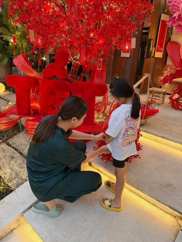 Đàm Thu Trang tự tay trang trí biệt thự cho dịp Tết năm nay. Ảnh: FBNV