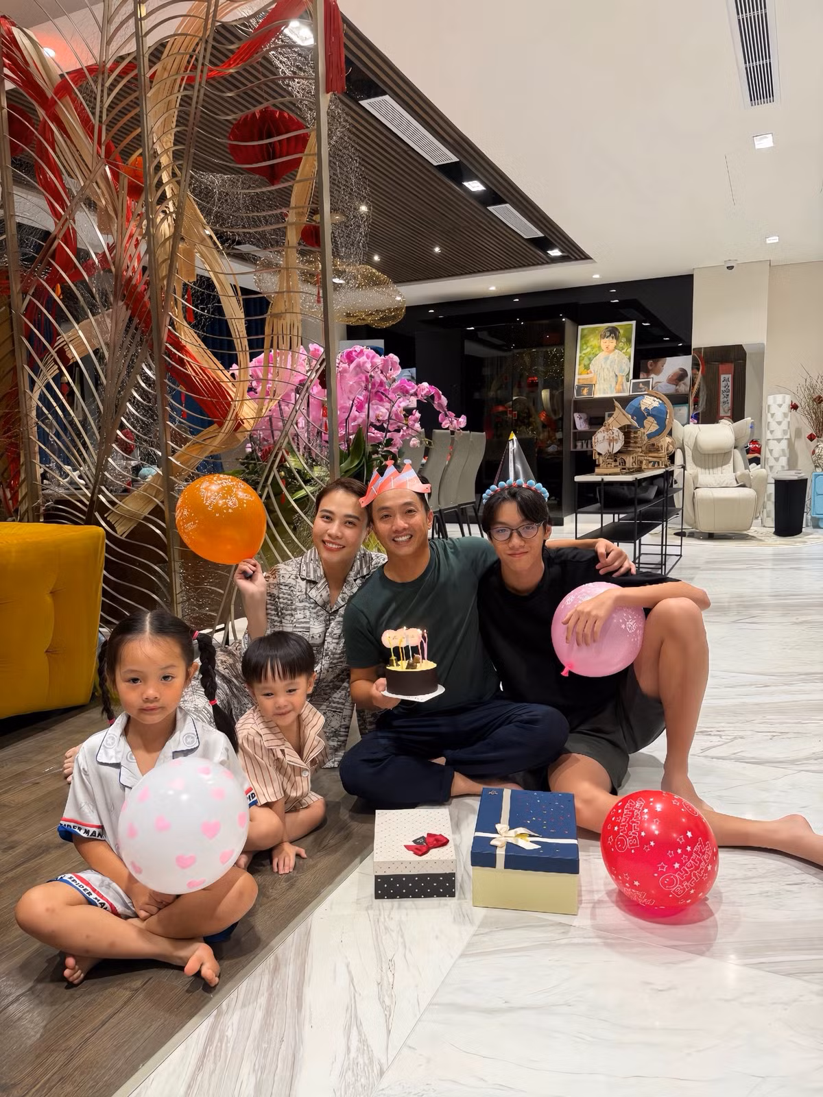 Những ngày cận Tết Nguyên đán 2026, vợ chồng Cường Đô La - Đàm Thu Trang chia sẻ không gian biệt thự được trang hoàng rực rỡ đón năm mới. Ảnh: FB Đàm Thu Trang