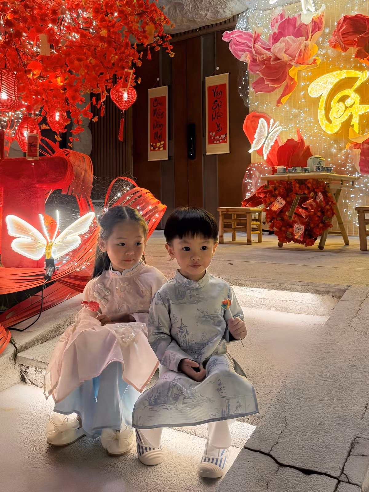 Căn biệt thự sử dụng tông màu vàng, đỏ chủ đạo để đón Tết. Ảnh: FB Đàm Thu Trang