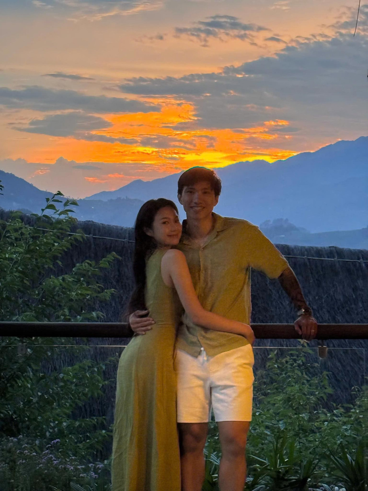 Cặp đôi cũng thường xuyên chia sẻ những chuyến đi nghỉ dưỡng sang trọng. Ảnh: FBNV