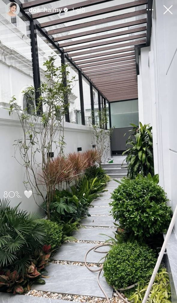 Mới đây, trên trang cá nhân, Doãn Hải My - bà xã cầu thủ Đoàn Văn Hậu, chia sẻ một góc nhỏ trong căn biệt thự bạc tỷ đang hoàn thiện. Chỉ một góc nhỏ cũng đủ thấy căn biệt thự bề thế đến mức nào. Ảnh: FBNV