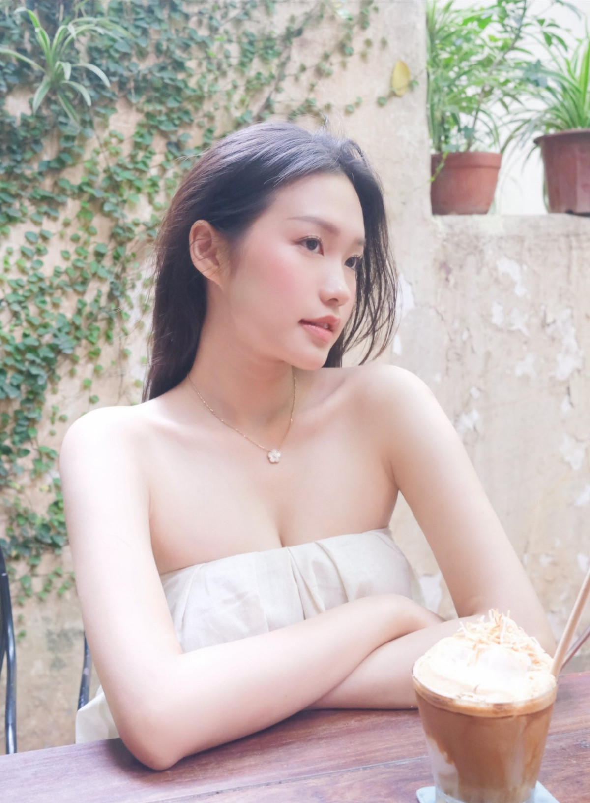 Doãn Hải My sở hữu các sản phẩm thời trang riêng và thường xuyên quảng bá những sản phẩm này qua các kênh truyền thông xã hội, giúp xây dựng hình ảnh cá nhân và kiếm tiền từ việc hợp tác thương hiệu. Ảnh: FBNV