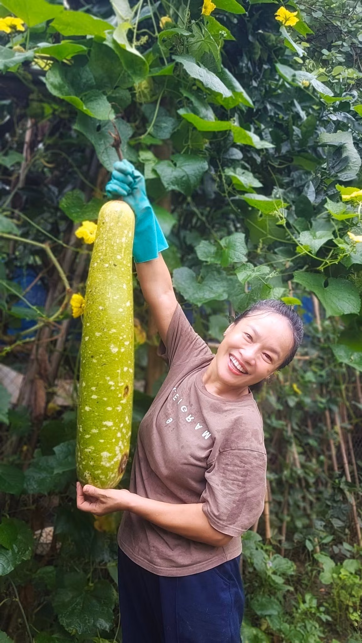 Diễn viên Tú Oanh cười thích thú khi trái bầu dài bằng cả cánh tay. Ảnh: FB Oanh Le Tu