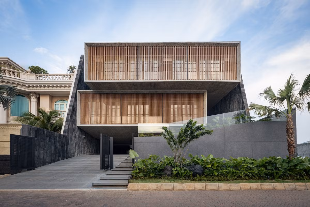 Theo đó, hệ rèm gỗ đóng mở linh hoạt được bố trí cho mặt tiền phía Tây để tránh ánh nhìn từ hàng xóm, đồng thời mở rộng mặt phía Đông nhằm tối ưu tầm nhìn đẹp hướng biển. Ảnh: Indra Wiras