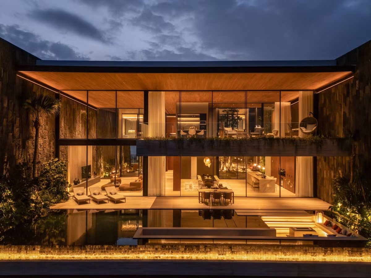 Vì vậy, kiến trúc sư chọn giải pháp thiết kế công trình dựa trên góc nhìn bối cảnh. Ảnh: Indra Wiras