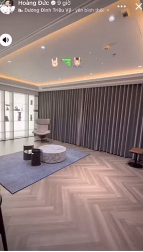 Căn hộ của Hoàng Đức có diện tích rộng rãi, được thiết kế theo phong cách tối giản với gam màu xám chủ đạo, tạo cảm giác hiện đại nhưng vẫn ấm cúng. Ảnh chụp màn hình