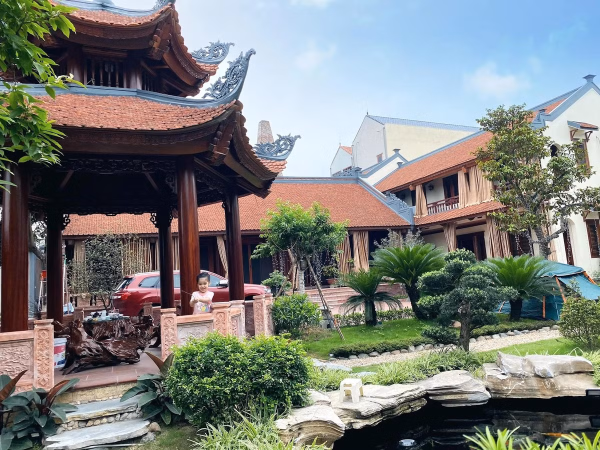 Mái nhà lợp ngói nung thủ công, tường xây bằng gạch chịu lửa làng Bát Tràng. Ảnh: Happynest