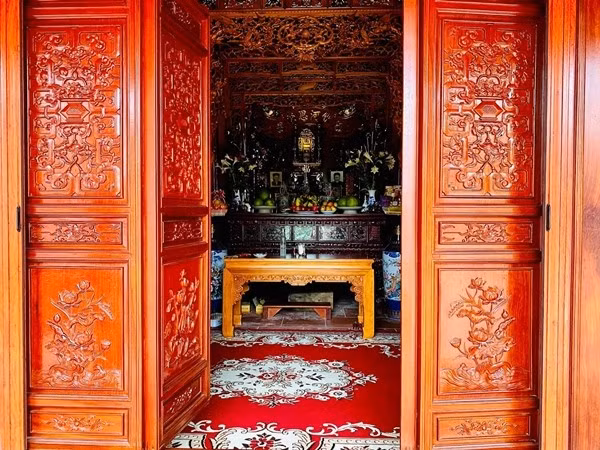 Các chi tiết gỗ được không sơn để giữ gìn nét đẹp nguyên bản cho không gian và chất liệu. Ảnh: Happynest