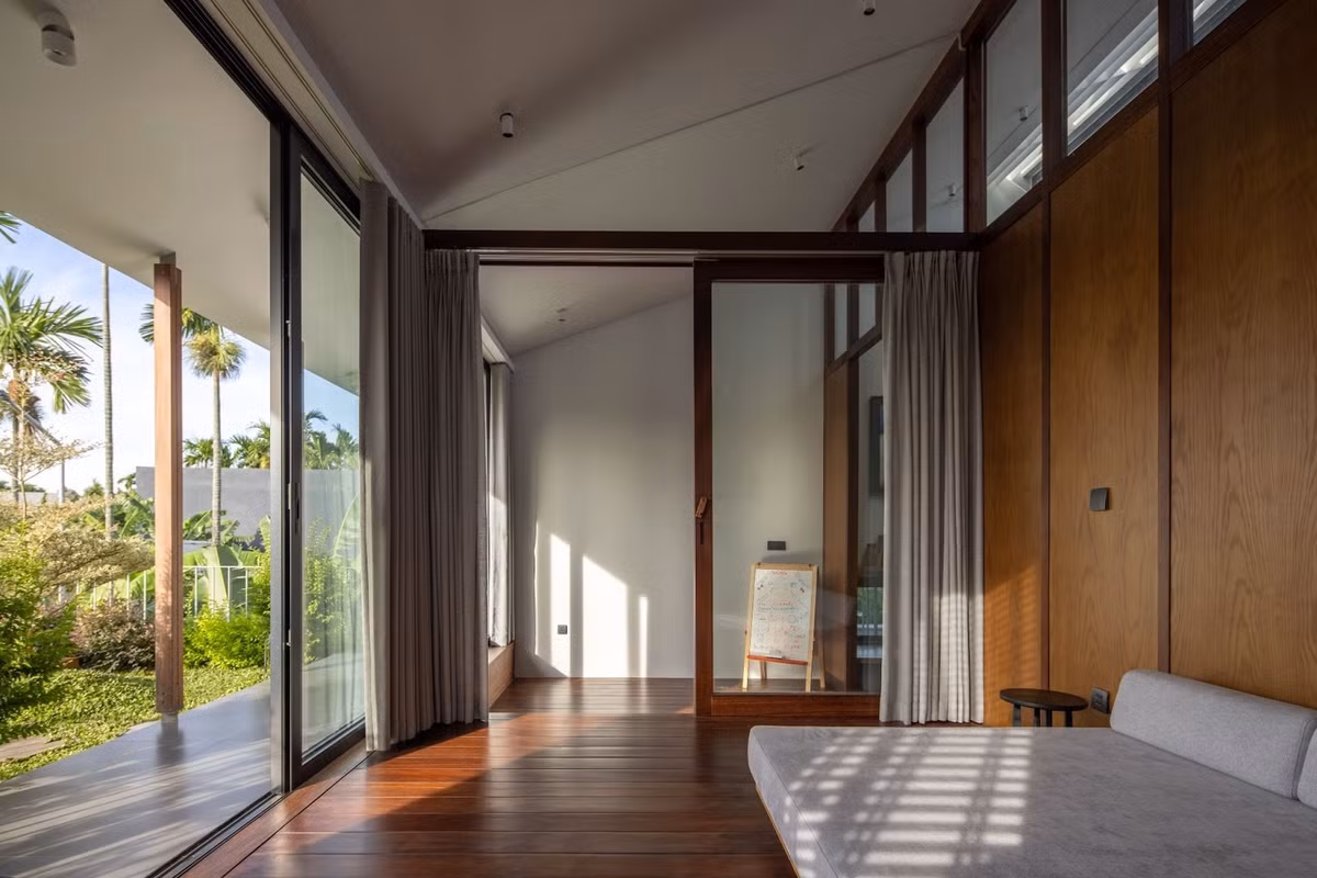Phòng ngủ trên tầng 2 với nội thất đơn giản, gỗ vẫn là chất liệu chủ đạo. Ảnh: Hoang Le – Chimnon studio