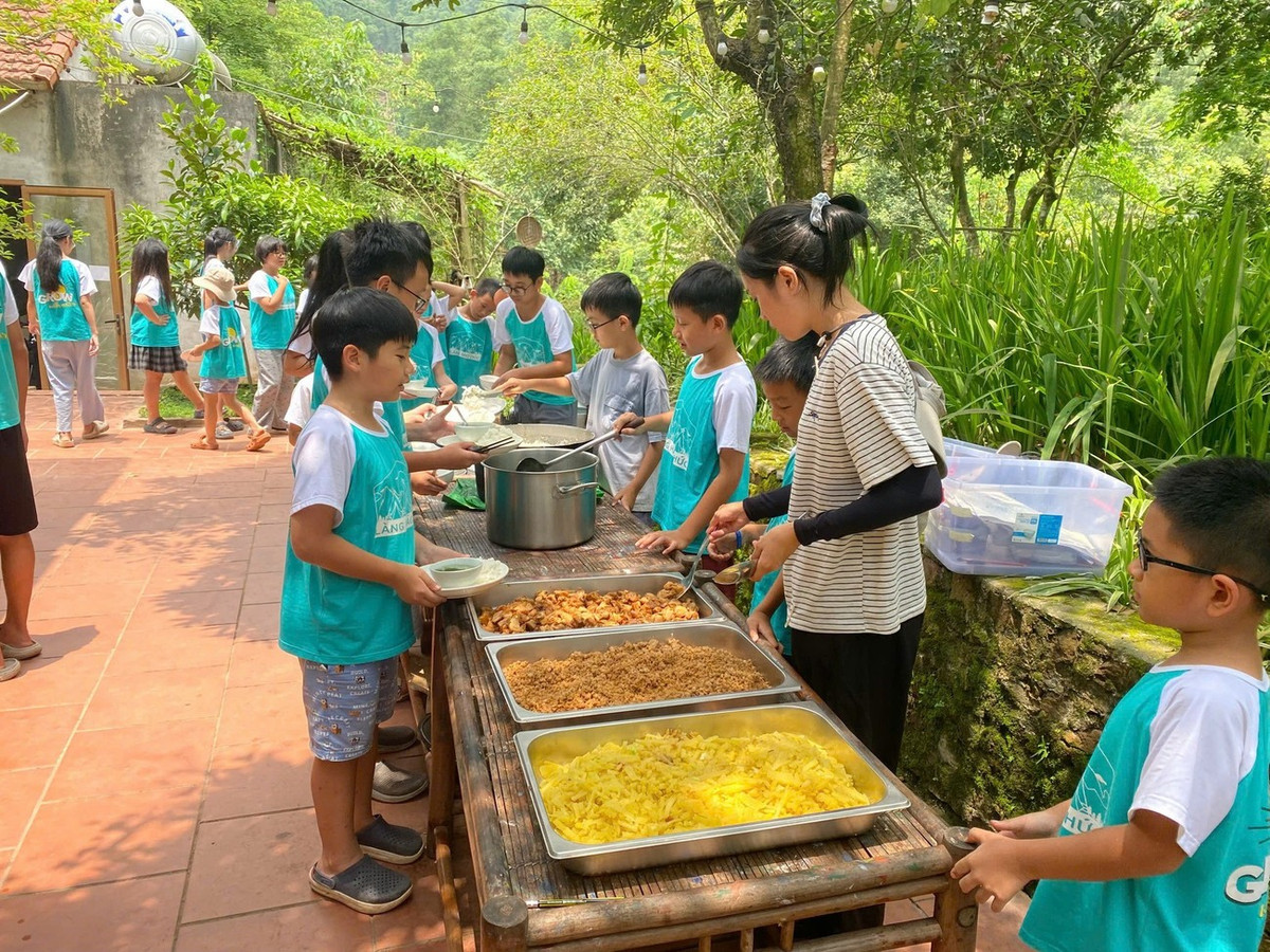 Khung cảnh sinh hoạt ở Làng Háo Hức.