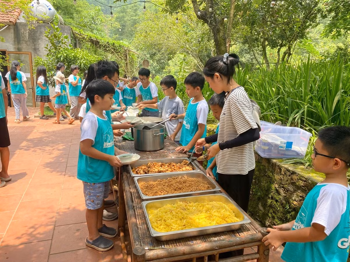 Khung cảnh sinh hoạt ở Làng Háo Hức.