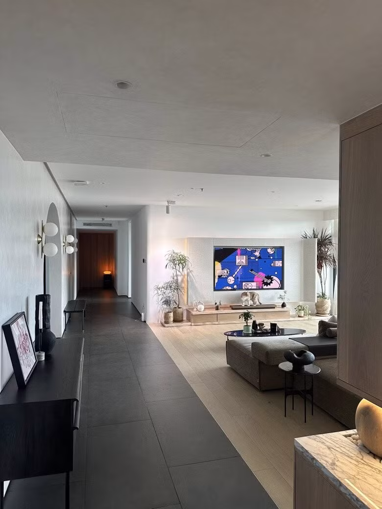 Trên trang cá nhân, Minh Tú đã chia sẻ về tổ ấm hiện tại của mình. Căn hộ sang trọng, ngập ánh sáng và được bài trí tinh tế. Ảnh: FBNV