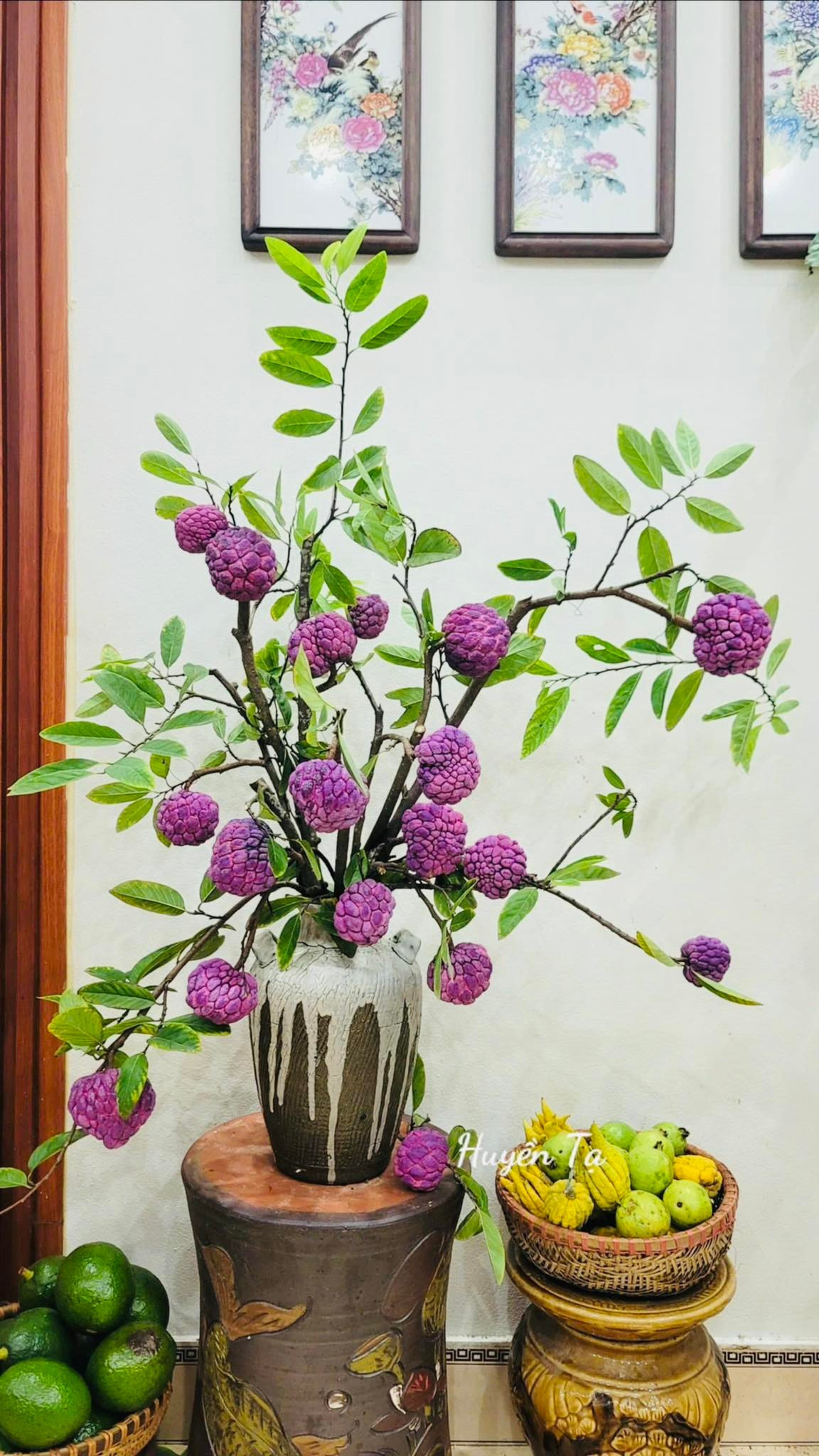 Bình na tím tạo nên một vẻ đẹp khác về loại quả vốn dĩ tưởng chỉ để ăn. Ảnh: FB Huyền Tạ