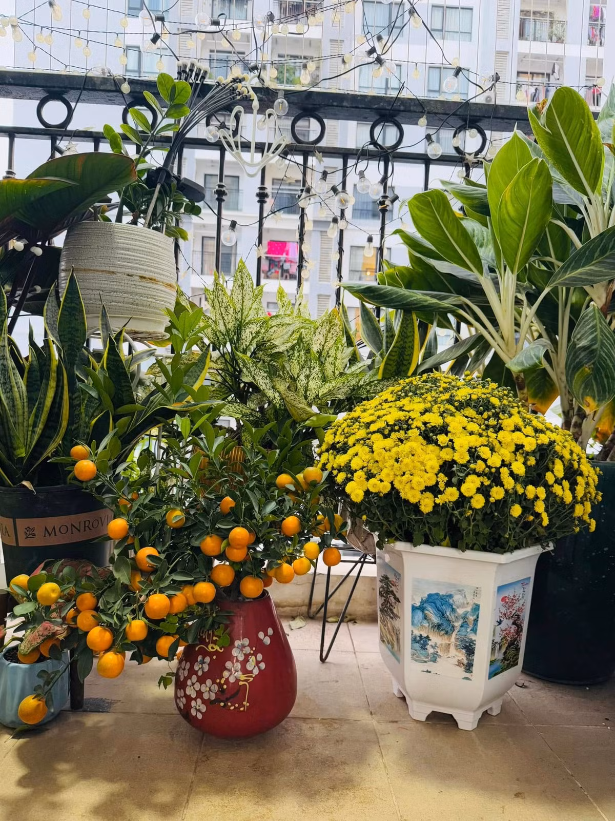 Ban công ngập tràn cây xanh và hoa. Ảnh: FB Ngọc Hà Lê