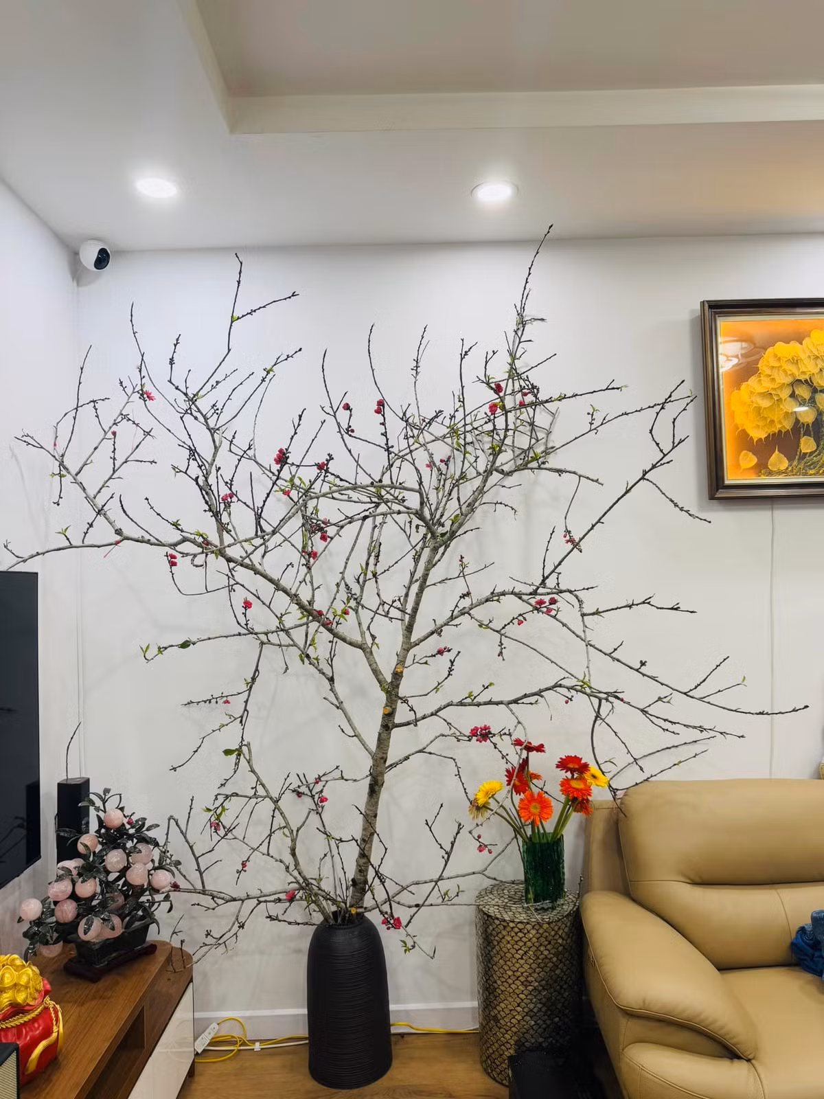 Phòng khách ấm áp với bộ sofa màu kem kết hợp bàn kính đen. Ảnh: FB Ngọc Hà Lê