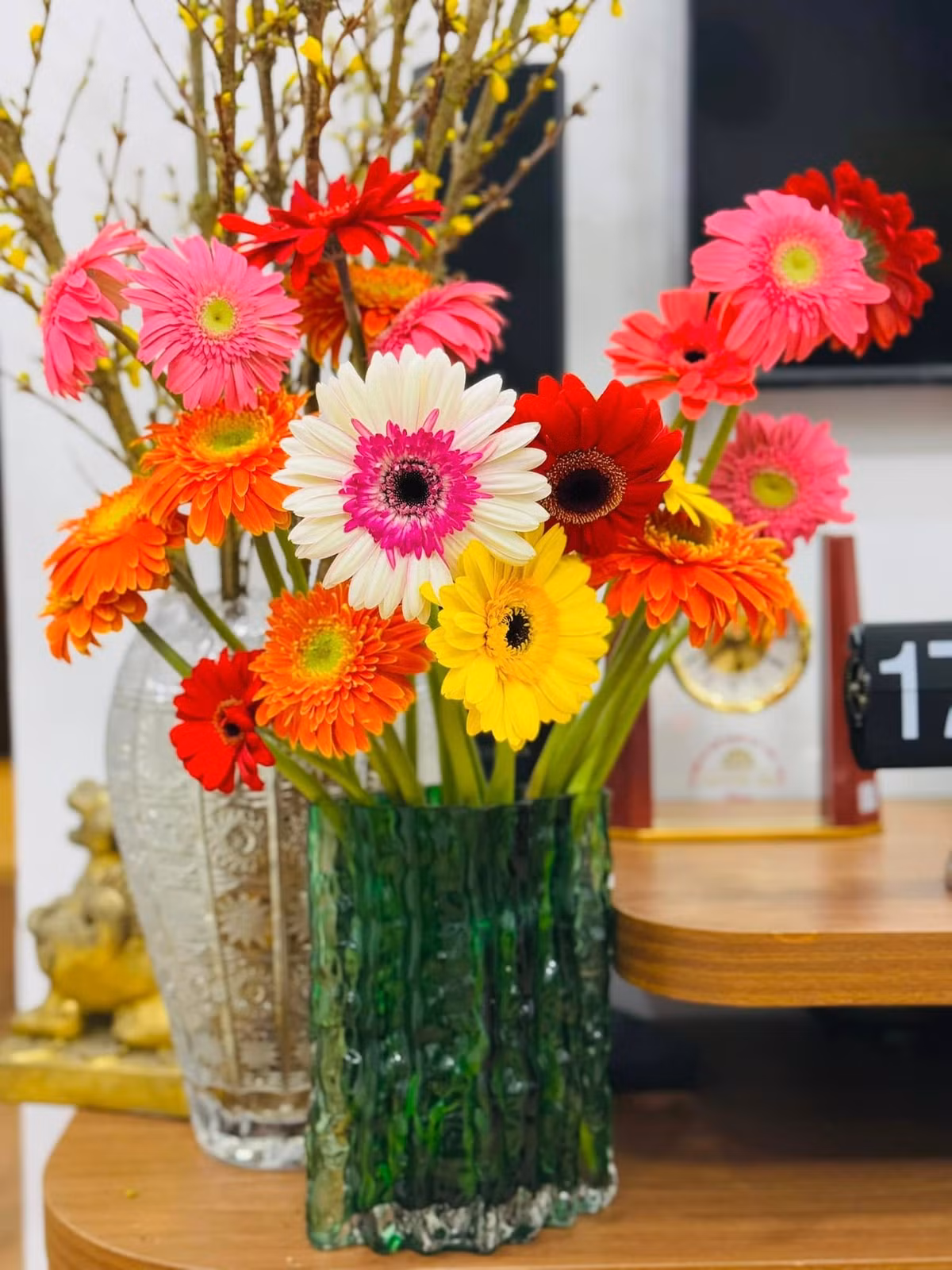 Không gian căn hộ thêm sinh động nhờ những bình hoa xinh xắn. Ảnh: FB Ngọc Hà Lê