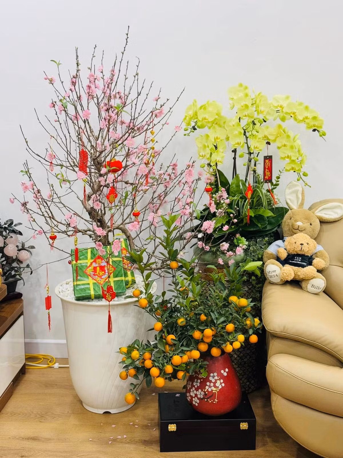 Dịp Tết, phòng khách như bừng sáng với đủ các loại hoa tươi như cúc, đào, lan, quất...Ảnh: FB Ngọc Hà Lê