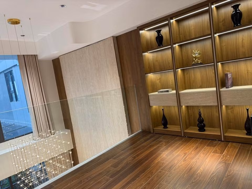 Không gian trong nhà sử dụng rất nhiều kính làm vách ngăn, giúp gia chủ tận dụng ánh sáng tự nhiên. Ảnh: FBNV