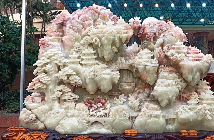 Để hoàn thiện tác phẩm này, 3 thợ điêu khắc tay nghề cao đã phải làm việc liên tục trong hơn một năm tại Myanmar trước khi vận chuyển về Việt Nam. Ảnh: Vietnamnet