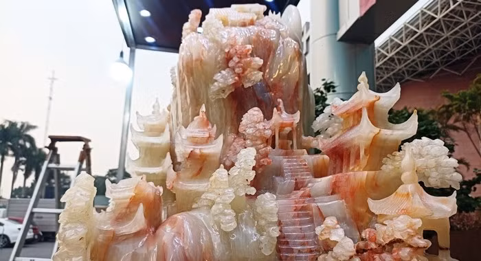 Trong đó, có bức tranh điêu khắc những ngôi chùa, nhà trên vách đá cheo leo. Ảnh: Vietnamnet