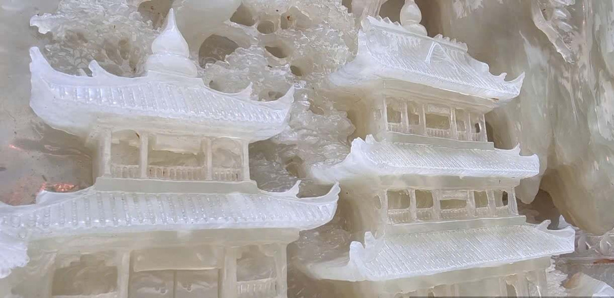 Tác phẩm được chạm khắc tinh xảo trên nền đá ngọc Olic trắng muốt. Ảnh: Dân Việt