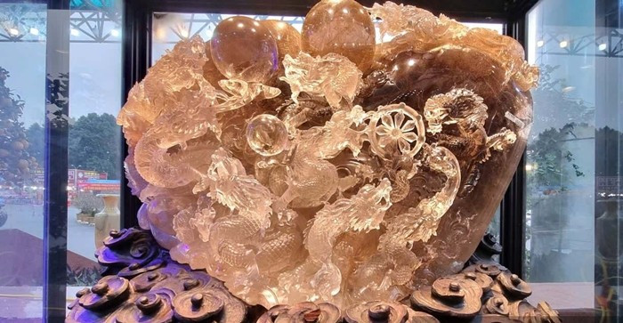 Ngoài bức “Sơn Thủy”, gian hàng còn trưng bày nhiều "siêu phẩm" khác. Trong ảnh là tác phẩm "Cửu Long Tranh Châu" được rao bán 10 tỷ đồng. Ảnh: Dân Việt