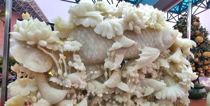 Một tác phẩm chế tác từ đá quý khác được bày bán tại Chợ hoa xuân Hoa Lư. Ảnh: Dân Việt