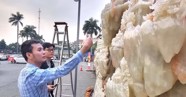 Đáng chú ý, bức tranh "Sơn Thủy" làm từ đá ngọc Olic nguyên khối thu hút nhiều khách tham quan, chụp ảnh. Ảnh: Dân Việt