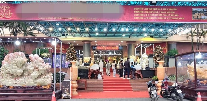 Bên cạnh các loại hoa kiểng rực rỡ, chợ hoa xuân Hoa Lư (tỉnh Ninh Bình) năm Bính Ngọ 2026 còn có gian hàng ngọc đá quý thu hút nhiều du khách. Ảnh: Dân Việt