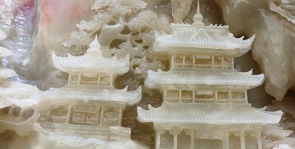 Tại đây trưng bày nhiều loại ngọc đá quý được đưa về từ nhiều nước trên thế giới. Ảnh: Vietnamnet