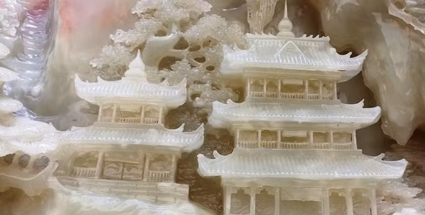 Tại đây trưng bày nhiều loại ngọc đá quý được đưa về từ nhiều nước trên thế giới. Ảnh: Vietnamnet